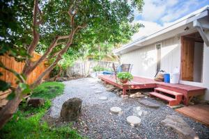 凯卢阿Cute Guest Suite in Kailua with AC!!!的后院,有木凳和树