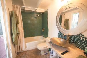 凯卢阿Cute Guest Suite in Kailua with AC!!!的一间带水槽、卫生间和镜子的浴室