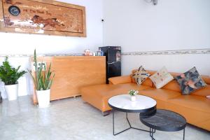 邦美蜀Thinh Khang Guesthouse的客厅配有沙发和桌子