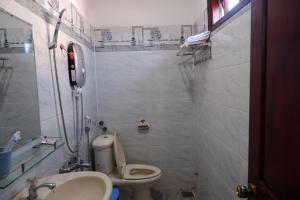 邦美蜀Thinh Khang Guesthouse的一间带卫生间和水槽的浴室