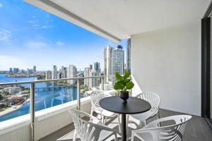 黄金海岸Avalon Apartments - Self Contained, Privately Managed Apartments的市景阳台配有桌椅。