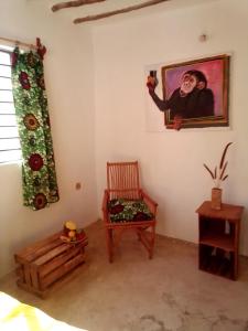 平圭Bibi Mrembo Guesthouse的墙上有一幅画人的画