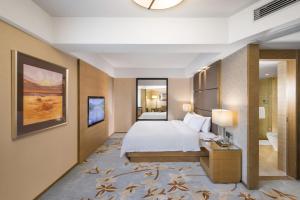 深圳The LA Hotel 新世界伟瑞酒店的一间酒店客房 - 带一张床和一间浴室