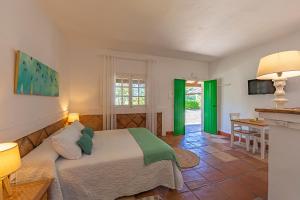 塔里法Hotel-Apart CORTIJO LAS PIÑAS的一间卧室设有一张床和一间客厅。