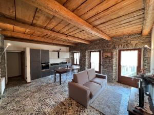 MontecresteseAppartamento completamente ristrutturato的带沙发的客厅和厨房