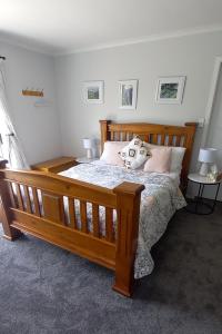 玛塔玛塔Kaimai Sunset Bed & Breakfast的一间卧室配有一张带两个枕头的木床