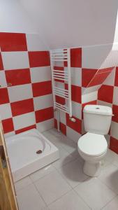 布什泰尼Camping Aviator Busteni, camere的浴室设有白色卫生间和红色及白色的墙壁。