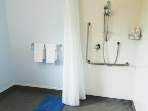 NgatakiTealuca Holiday Home的带淋浴和白色毛巾的浴室