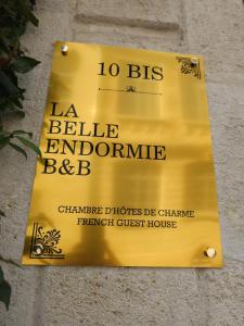 波尔多La Belle Endormie B&B French Guest house的建筑物一侧的黄色标志