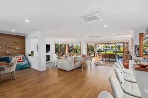黄金海岸Broadbeach Bungalow - Heated Pool - Sleeps 7的客厅配有白色家具和桌子