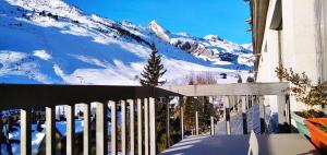 坎丹奇奥Apartamentos Pirineos Rent的房屋享有雪覆盖的山脉美景