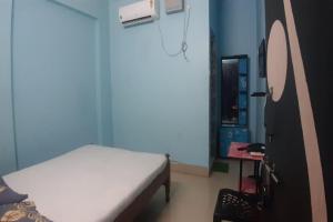 布巴内什瓦尔Goroomgo Om Sai Residency Bhubaneswar的一间医院间,配有床和镜子