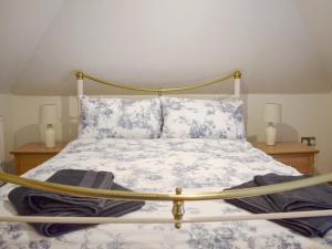 ClenchwartonThe Snuff Box的一张带蓝色和白色床单及枕头的床