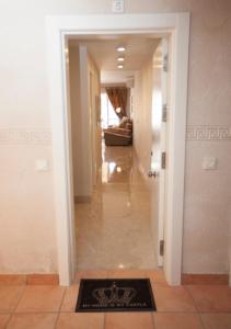 阿尔梅利马Ático portofino的门和地毯的走廊