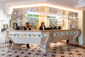 加拉蒂纳希尔米塔吉酒店的两名妇女在餐厅柜台坐