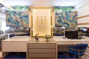 加拉蒂纳希尔米塔吉酒店的一个带两张桌子和镜子的办公室