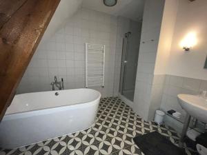 许尔斯霍斯特B&B Het Wellnest的带浴缸和盥洗盆的浴室