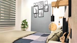 穆尔西亚Apartamento María - precioso y tranquilo loft en pleno centro的卧室配有一张床,墙上挂有图片