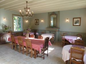 瓦洛尼马诺尔德萨维尼酒店的一间带桌椅和吊灯的用餐室