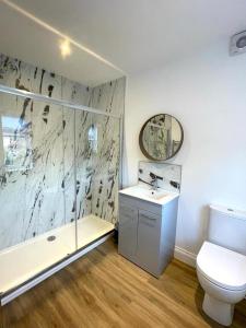 滨海戈尔斯顿Ivory House的浴室配有卫生间、盥洗盆和淋浴。