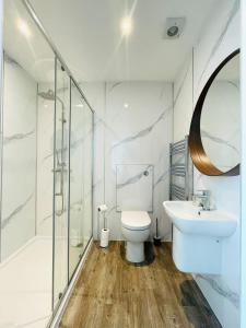 滨海戈尔斯顿Coral House的浴室配有卫生间、盥洗盆和淋浴。