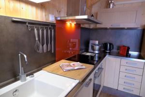莱鲁斯Gîte du Bief de la Chaille的厨房配有带水槽和台面的台面