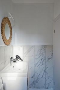 特拉维夫Isla apartment's的白色的浴室设有水槽和镜子