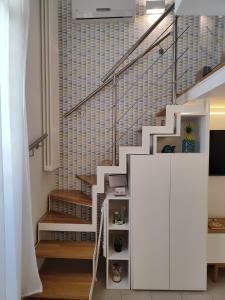 锡拉库扎Little House的房屋内白色橱柜的楼梯