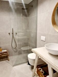 埃拉特Royal Park- Magical garden apartment的带淋浴、卫生间和盥洗盆的浴室