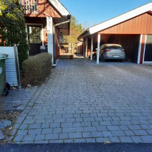 乌普萨拉Naturnära dubbelrum B&B i Uppsala Ramstalund的车道,停车场在大楼旁边