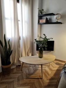 格拉纳达Cozy apartment in the city center的客厅配有咖啡桌和植物