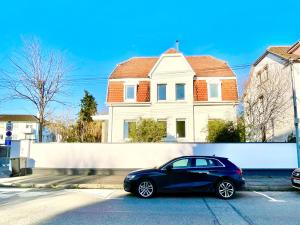科尔马Charmante maison - centre-ville Colmar的停在房子前面的一辆黑色汽车