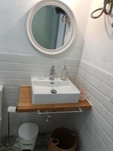 丰卡连特德拉帕尔马Casa Las Enanitas II (Casa Elias)的浴室设有白色水槽和镜子