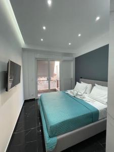 雅典ATH-Brand new 2bedroom apartment的一间卧室配有一张带蓝色棉被的床