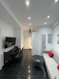 雅典ATH-Brand new 2bedroom apartment的客厅配有沙发和桌子