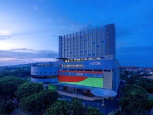 GresikASTON Gresik Hotel & Conference Center的一座有彩虹的建筑