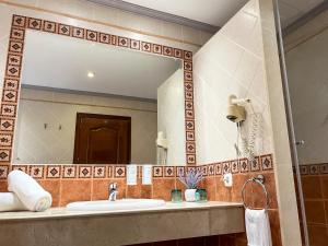 多列毛利诺斯Beatriz Charming Hostal的一间带水槽和大镜子的浴室