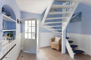 维克Landhaus Kranichblick的白色的楼梯,有蓝色的墙壁