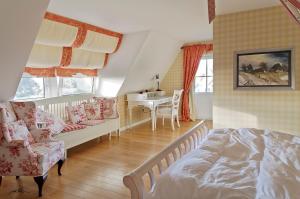 维克Landhaus Kranichblick的一间卧室配有一张床、一张沙发和一张桌子