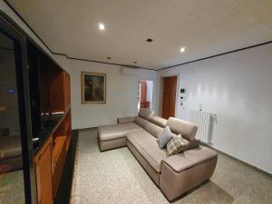 玛格丽塔萨沃亚Sopravento Apartments - Margherita di Savoia的带沙发和平面电视的客厅
