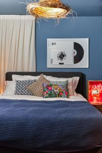埃拉特Villa Balfour的一间卧室配有一张蓝色墙壁的床