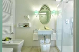 威尼斯阿侉玛瑞精品住宿加早餐旅馆的一间带水槽、卫生间和镜子的浴室