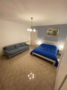 巴里Residenze BepiLù的一间卧室配有蓝色的床和沙发