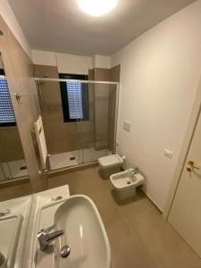 巴里Residenze BepiLù的一间带水槽、卫生间和镜子的浴室