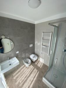 巴里Residenze BepiLù的浴室配有盥洗池、卫生间和镜子。