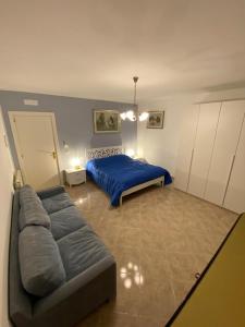 巴里Residenze BepiLù的一间卧室配有一张床和一张沙发