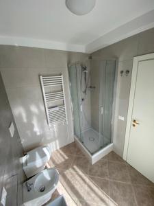 巴里Residenze BepiLù的带淋浴、卫生间和盥洗盆的浴室
