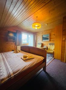 卢德维克夫灰熊旅馆的木制客房内的一间卧室配有一张大床