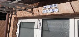 考纳斯Cosy House Mini Studio - Disability Access - Sauna & Parking的一座建筑,上面有标志,上面写着圣家新工作室的书