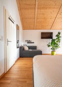 图恩Swiss Alps View Apartment - contactless self check-in的一间卧室配有一张床和一张沙发